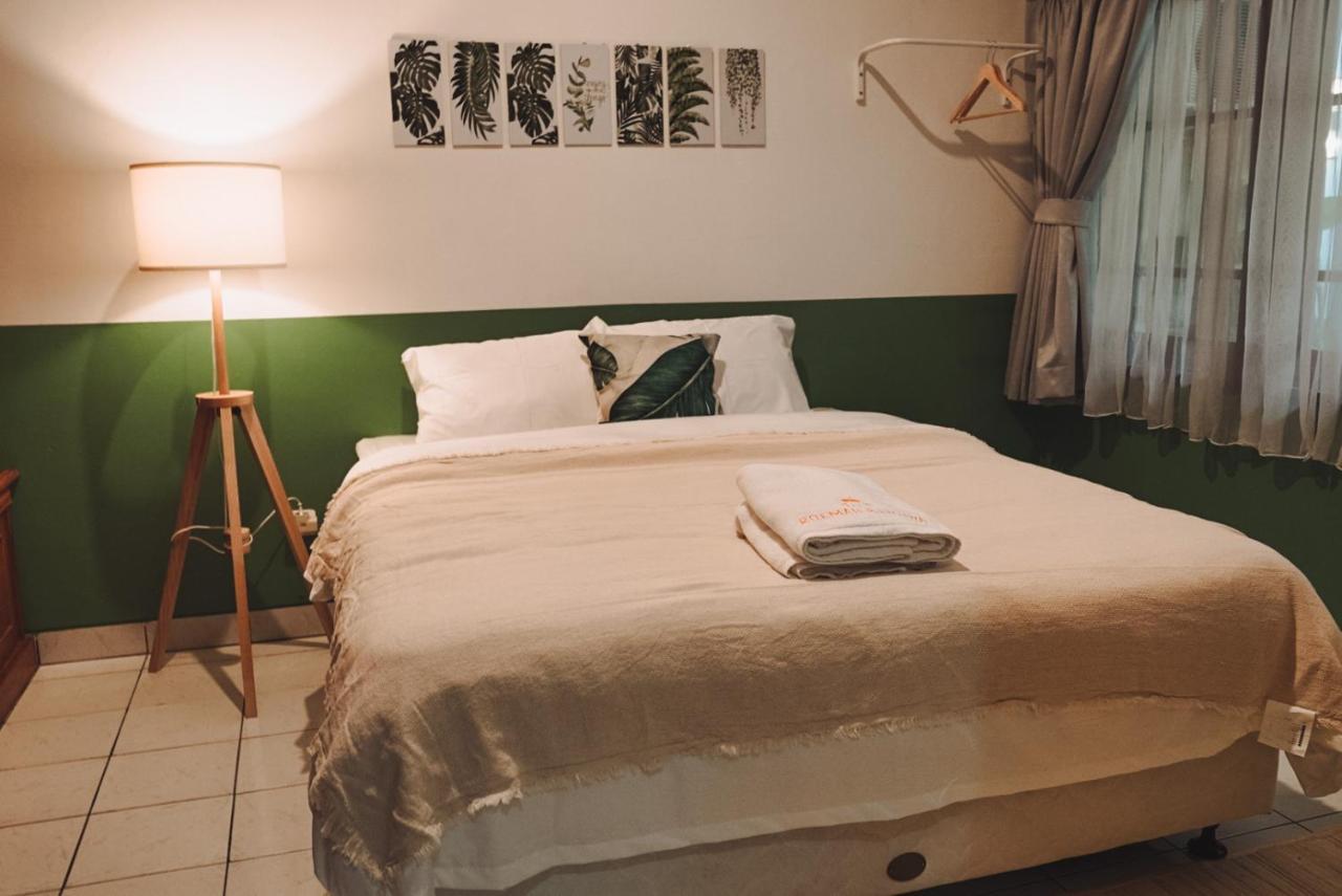 Roemah Renjana Bandung Bed & Breakfast Dış mekan fotoğraf