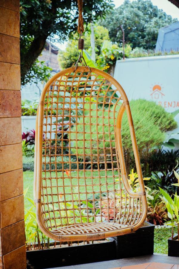 Roemah Renjana Bandung Bed & Breakfast Dış mekan fotoğraf