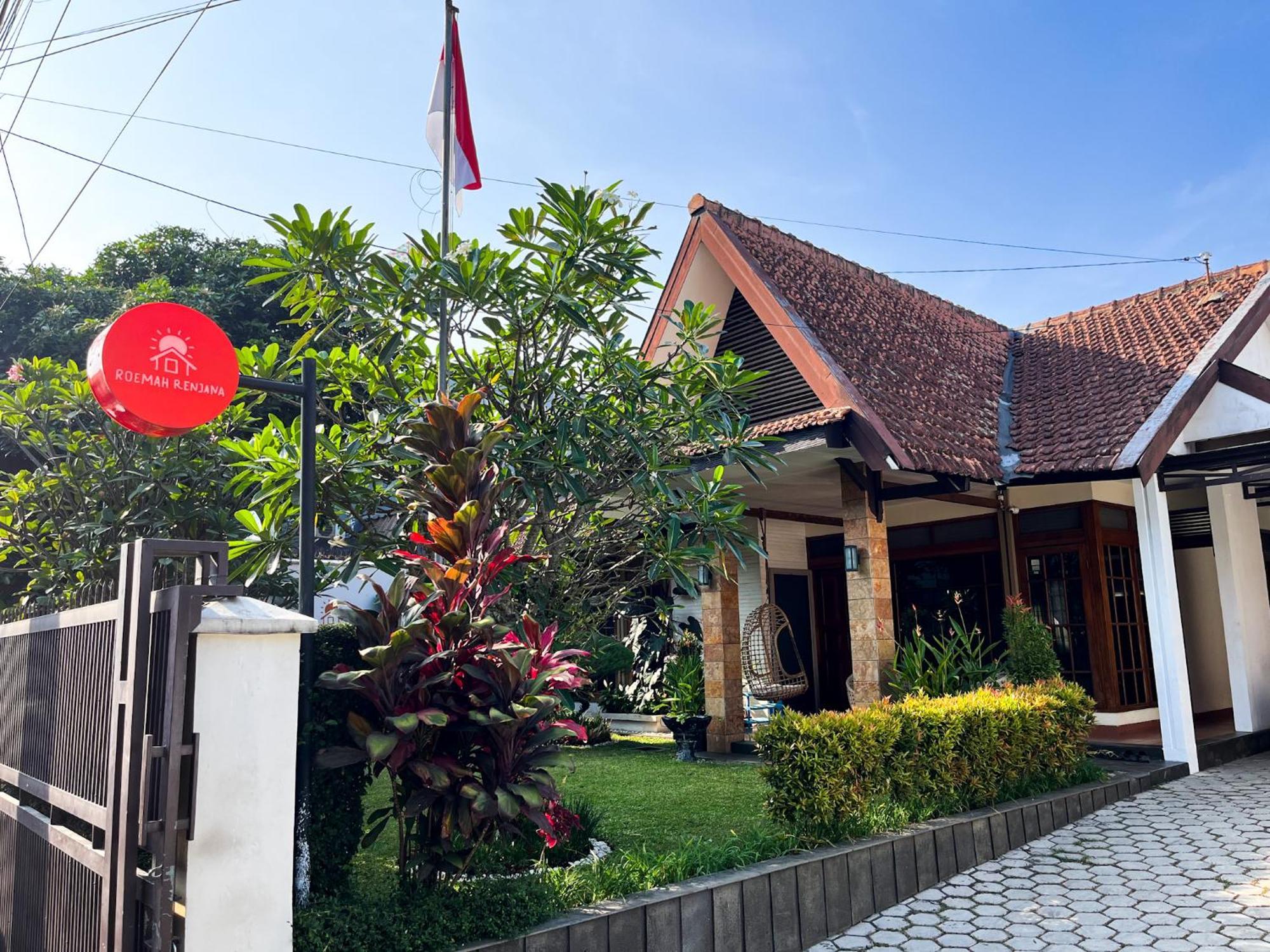 Roemah Renjana Bandung Bed & Breakfast Dış mekan fotoğraf